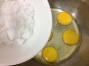 将白糖加入鸡蛋中