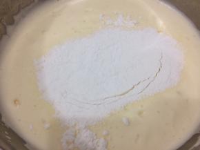 面粉分二次筛入，第一次筛入低粉，用翻拌手法拌匀