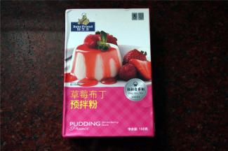 准备一包草莓布丁预拌粉以及300毫升的纯牛奶和300克清水。