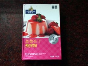 准备一包草莓布丁预拌粉以及300毫升的纯牛奶和300克清水。