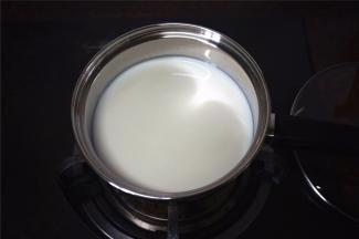 将纯牛奶和清水混合，小火煮至沸腾，熄火。