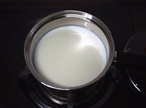 将纯牛奶和清水混合，小火煮至沸腾，熄火。