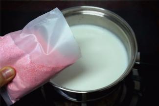 倒入100克的草莓布丁预拌粉。