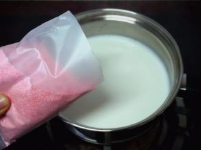 倒入100克的草莓布丁预拌粉。