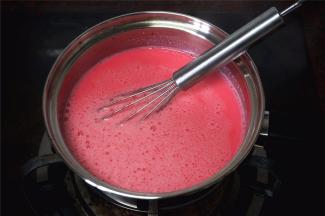 轻轻搅拌至布丁粉完全融化。