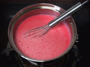 轻轻搅拌至布丁粉完全融化。