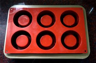 准备一个空心模具，这次使用的是空心六连杯硅胶模具。