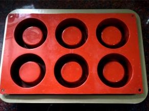 准备一个空心模具，这次使用的是空心六连杯硅胶模具。