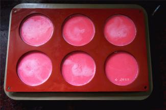 将布丁液平均倒入到模具中，刚好可以装完所有布丁液。冷却至室温时，封上保鲜膜，放入冰箱冷冻2~4小时，使其凝固变硬。