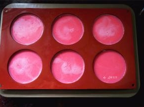 将布丁液平均倒入到模具中，刚好可以装完所有布丁液。冷却至室温时，封上保鲜膜，放入冰箱冷冻2~4小时，使其凝固变硬。