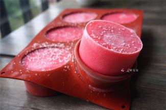 从模具底部将冻硬了的布丁推出，脱模。