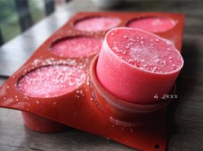 从模具底部将冻硬了的布丁推出，脱模。