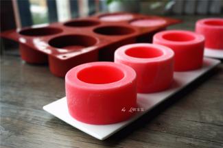 将布丁转移到餐碟上，凹位朝上，然后发挥创意，在凹位搭配点什么吧。