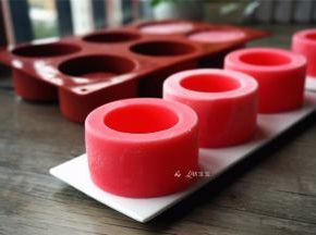 将布丁转移到餐碟上，凹位朝上，然后发挥创意，在凹位搭配点什么吧。