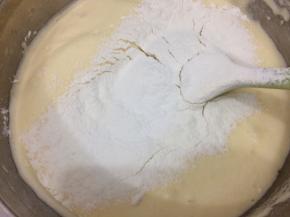 在第二次筛入低粉，用同样手法，直到没有干粉为止