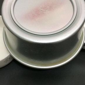 烤好的蛋糕拿出震二下，然后倒扣在两碗中间，直止晾凉，在脱模