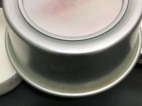 烤好的蛋糕拿出震二下，然后倒扣在两碗中间，直止晾凉，在脱模