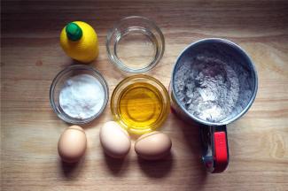 准备食材：鸡蛋3个 细砂糖50克 柠檬汁5克 色拉油38克 水38克 怡焙红丝绒蛋糕预拌粉75克。