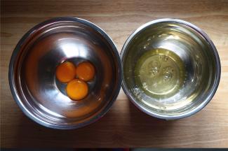 蛋白蛋黄分离备用。