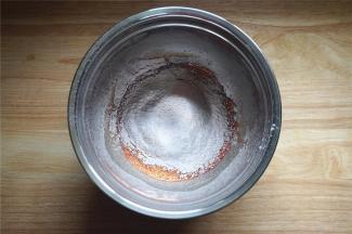 蛋黄加入水，色拉油，拌均匀后筛入预拌粉，拌成无干粉状态。