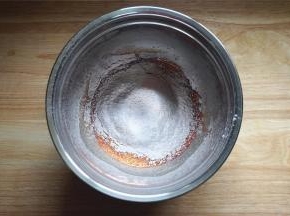 蛋黄加入水，色拉油，拌均匀后筛入预拌粉，拌成无干粉状态。