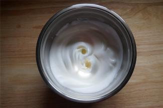 蛋白加入柠檬汁，分3次加入50克细砂糖，打发至中性发泡。