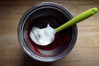 将三分之一的蛋白糊加入到蛋黄糊中，切拌均匀。