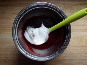 将三分之一的蛋白糊加入到蛋黄糊中，切拌均匀。