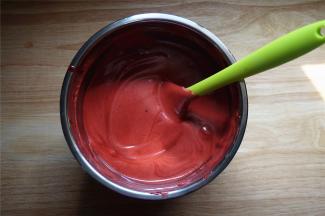 然后将混合物倒入剩下的三分之二的蛋白糊中，切拌成顺滑的蛋糕糊。