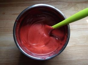 然后将混合物倒入剩下的三分之二的蛋白糊中，切拌成顺滑的蛋糕糊。