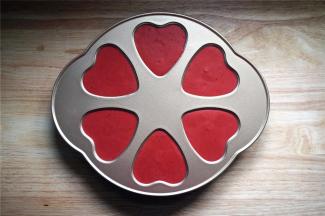 模具刷油，然后倒入蛋糕糊，震荡出大气泡。