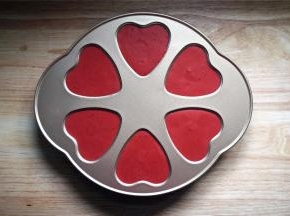 模具刷油，然后倒入蛋糕糊，震荡出大气泡。