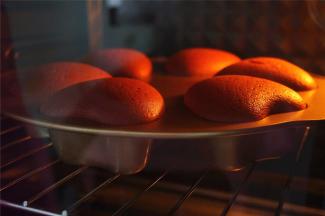 放入预热好的烤箱中层，上火180度，下火160度，烘烤25分钟。