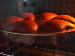 放入预热好的烤箱中层，上火180度，下火160度，烘烤25分钟。