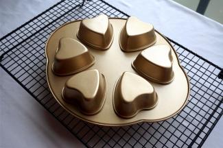 出炉后倒扣冷却，然后脱模即可。