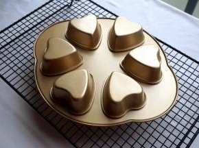 出炉后倒扣冷却，然后脱模即可。