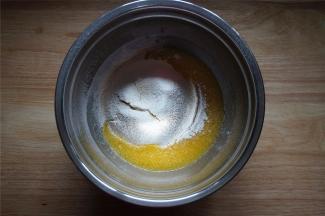 将除巧克力豆外的所有食材同放入一个打蛋盆中，中速搅打1~2分钟至食材完成融合成顺滑状态。