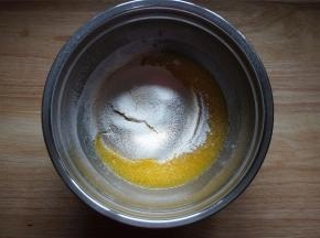 将除巧克力豆外的所有食材同放入一个打蛋盆中，中速搅打1~2分钟至食材完成融合成顺滑状态。