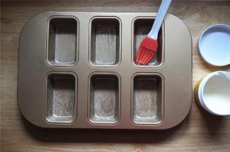 模具刷上一层烤盘油（液态黄油或色拉油都可以）。