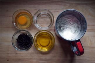 准备食材，1个大鸡蛋，50克水，50克橄榄油，200克原味麦芬预拌粉，耐高温巧克力豆。