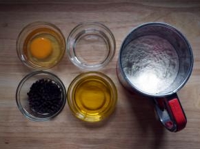 准备食材，1个大鸡蛋，50克水，50克橄榄油，200克原味麦芬预拌粉，耐高温巧克力豆。