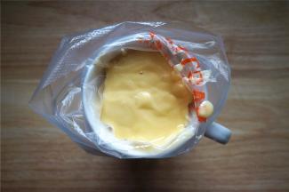 将蛋糕糊装入裱花袋中。