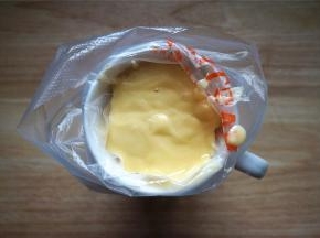 将蛋糕糊装入裱花袋中。