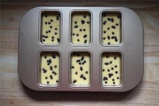 然后分别撒上适量的耐高温巧克力豆。