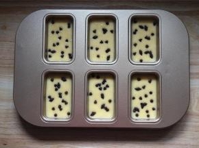 然后分别撒上适量的耐高温巧克力豆。