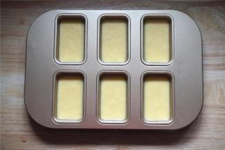 将面糊平均分配到6连模具中。