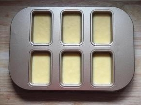 将面糊平均分配到6连模具中。