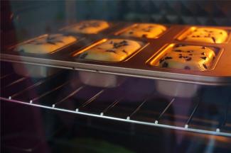 放入预热好的烤箱中层，180度上下火烘烤25分钟。