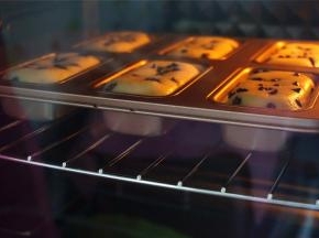 放入预热好的烤箱中层，180度上下火烘烤25分钟。