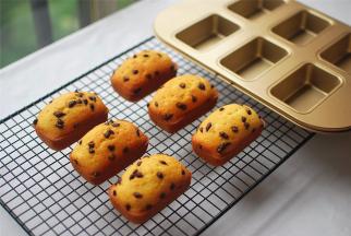 出炉后稍微冷却一会，然后轻轻拿起即可脱模。